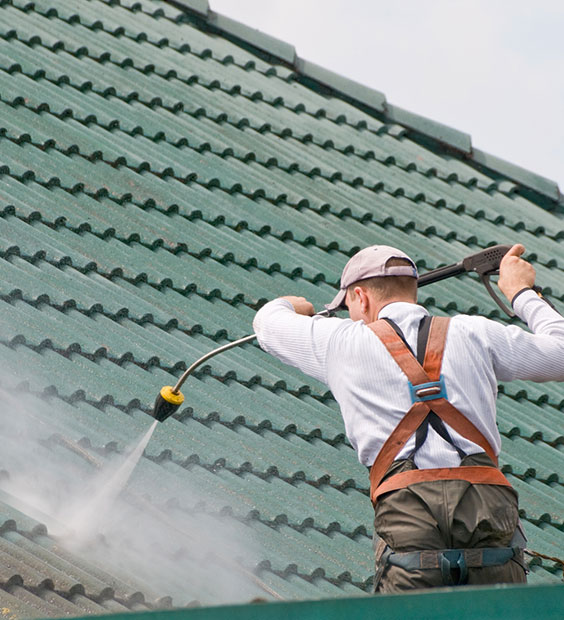 Démoussage de toiture à Chantilly (60500) dans l'Oise (60)